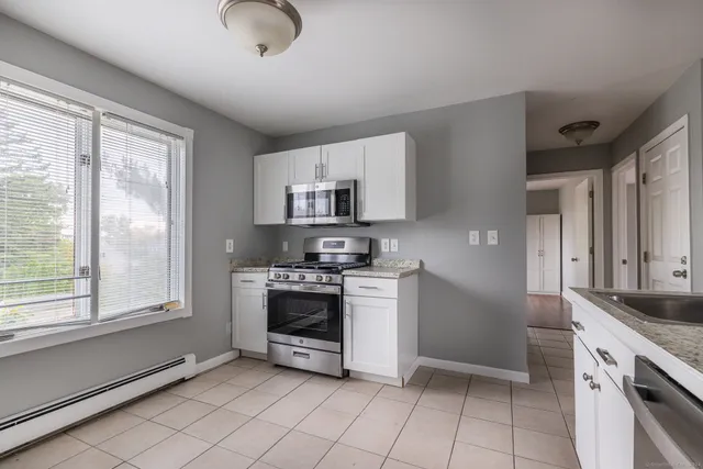 $2,700 | 610 Tunxis Hill Road, Unit 2, Fairfield, CT 06825