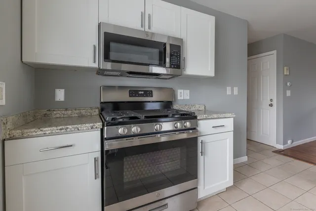 $2,700 | 610 Tunxis Hill Road, Unit 2, Fairfield, CT 06825