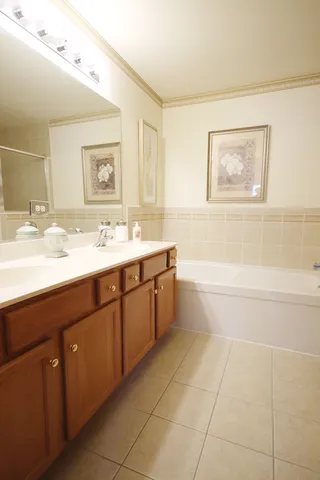 $304,900 | 226 West Park Avenue, Unit A, Sugar Grove, IL 60554