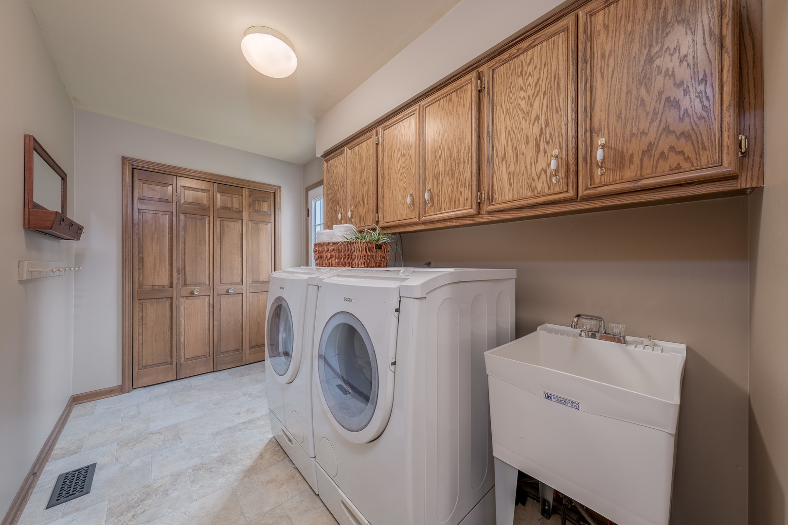 2410 Highland Road Geneva, IL 60134 - Photo 13 of 26 a utility room with dryer and washer