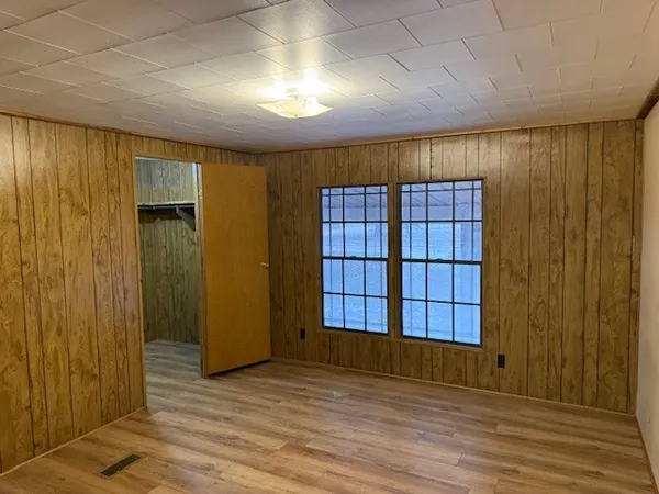 a view of empty room with window