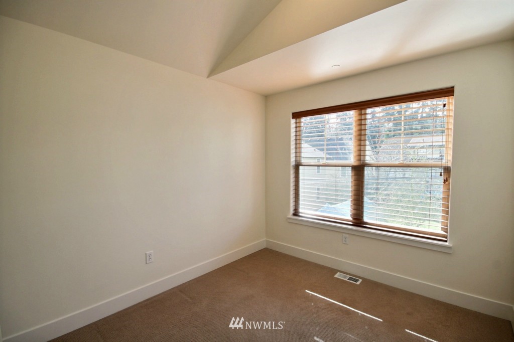 41 West Etruria Street, Unit B Seattle, WA 98119 - Photo 12 of 16