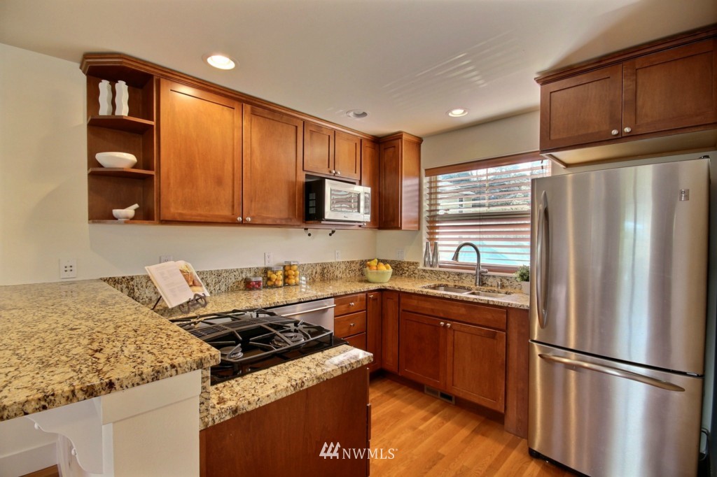 41 West Etruria Street, Unit B Seattle, WA 98119 - Photo 3 of 16