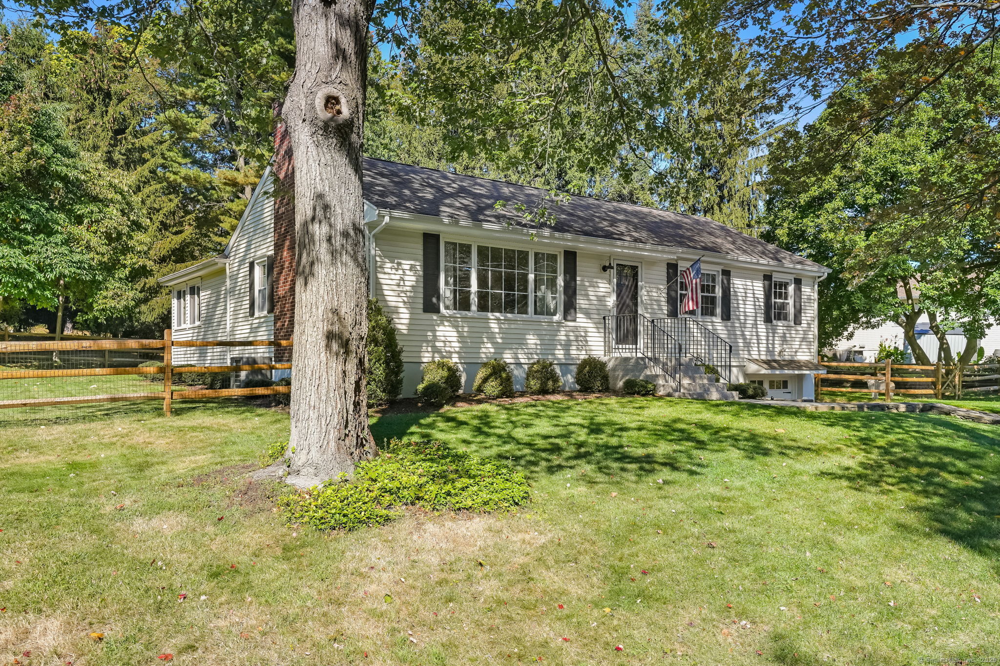 a view of a house with backyard and garden