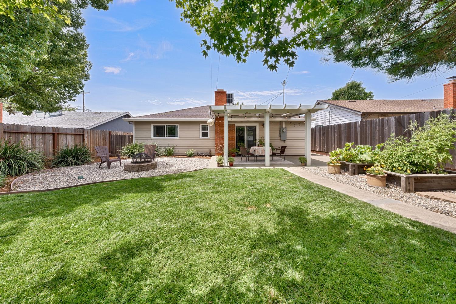 5422 Earnell Street Carmichael, CA 95608 - Photo 37 of 39 a front view of a house with garden