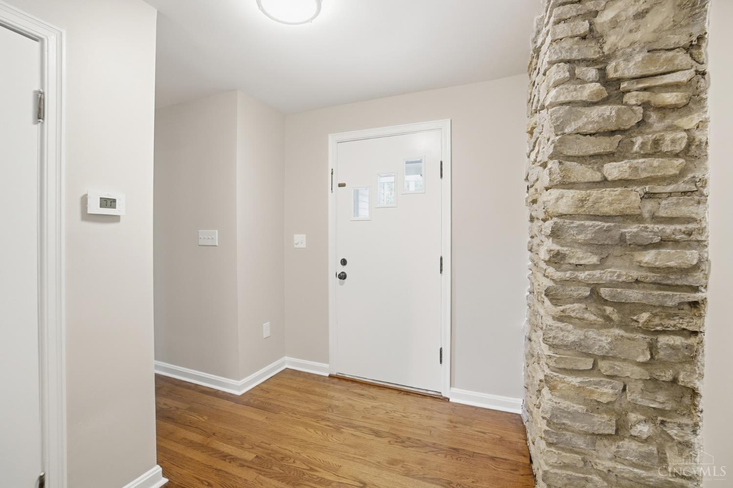 9808 Daly Road Cincinnati, OH 45231 - Photo 4 of 39