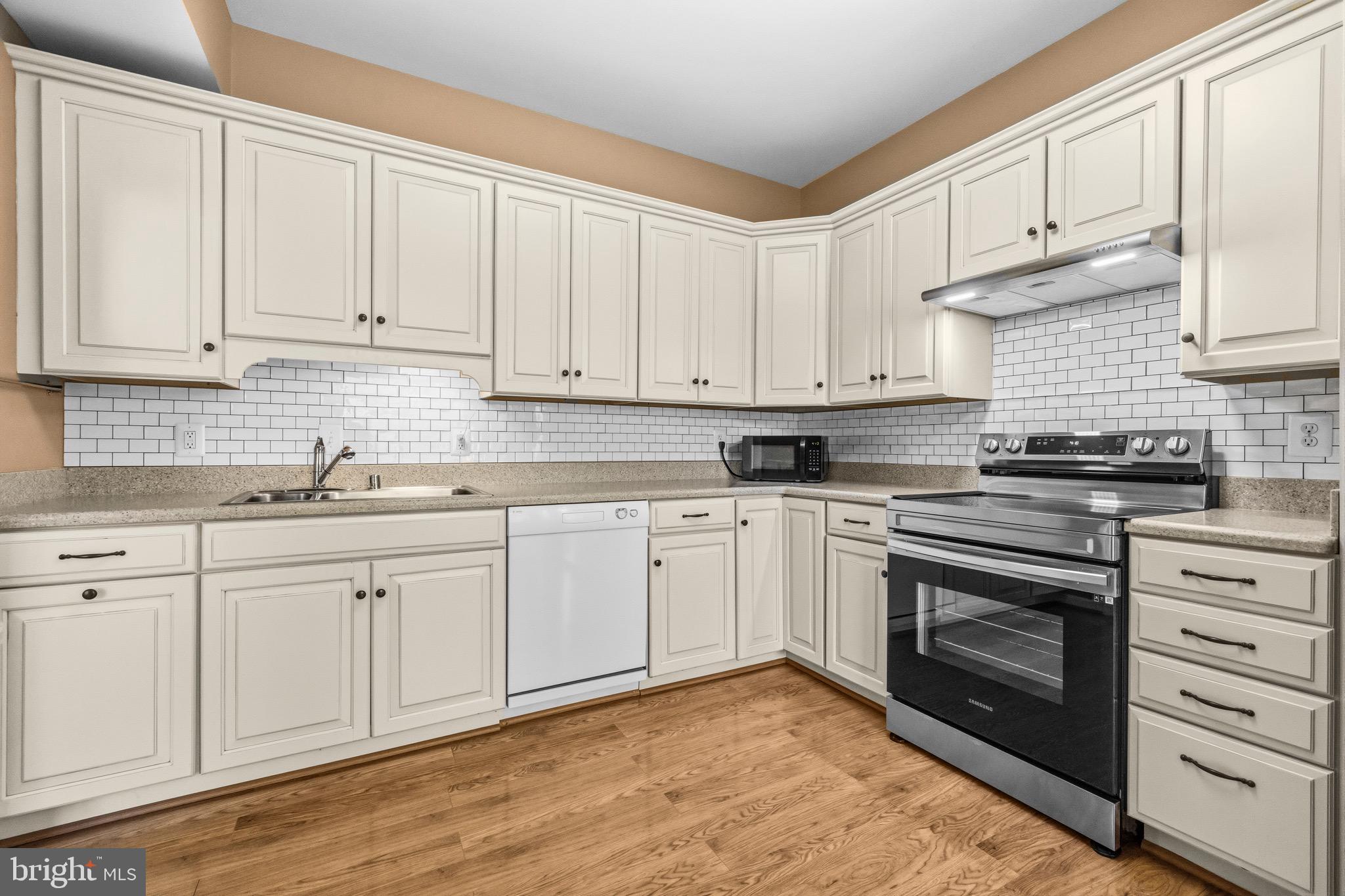 2116 Green Watch Way, Unit 200D Reston, VA 20191 - Photo 12 of 36 Updated kitchen