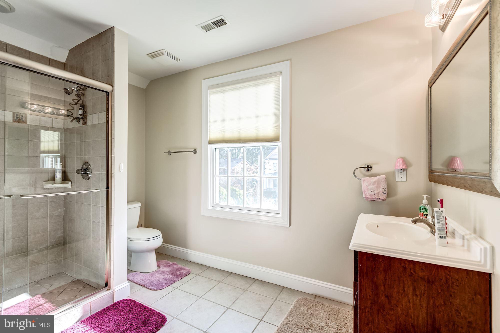 6658 Tennyson Drive McLean, VA 22101 - Photo 31 of 48 Bath upper 2