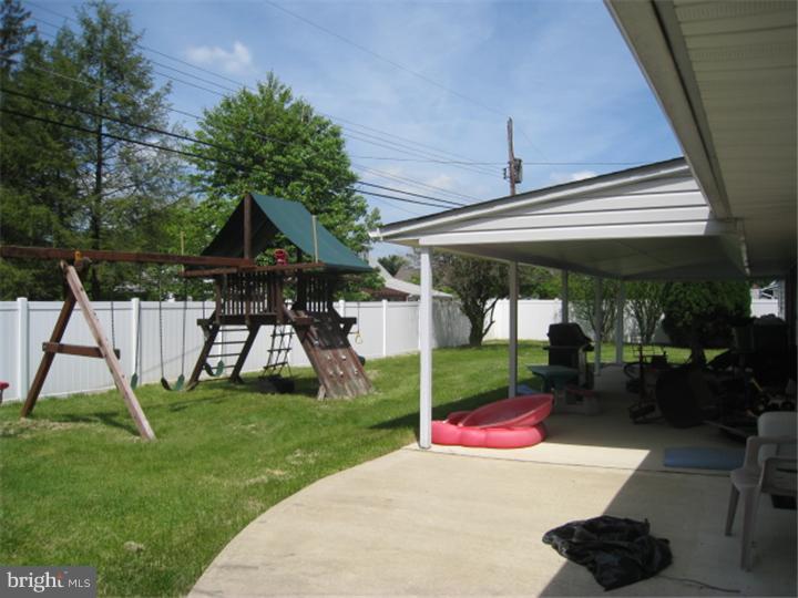 29 Red Berry Road Levittown, PA 19056 - Photo 4 of 25 Back Yard