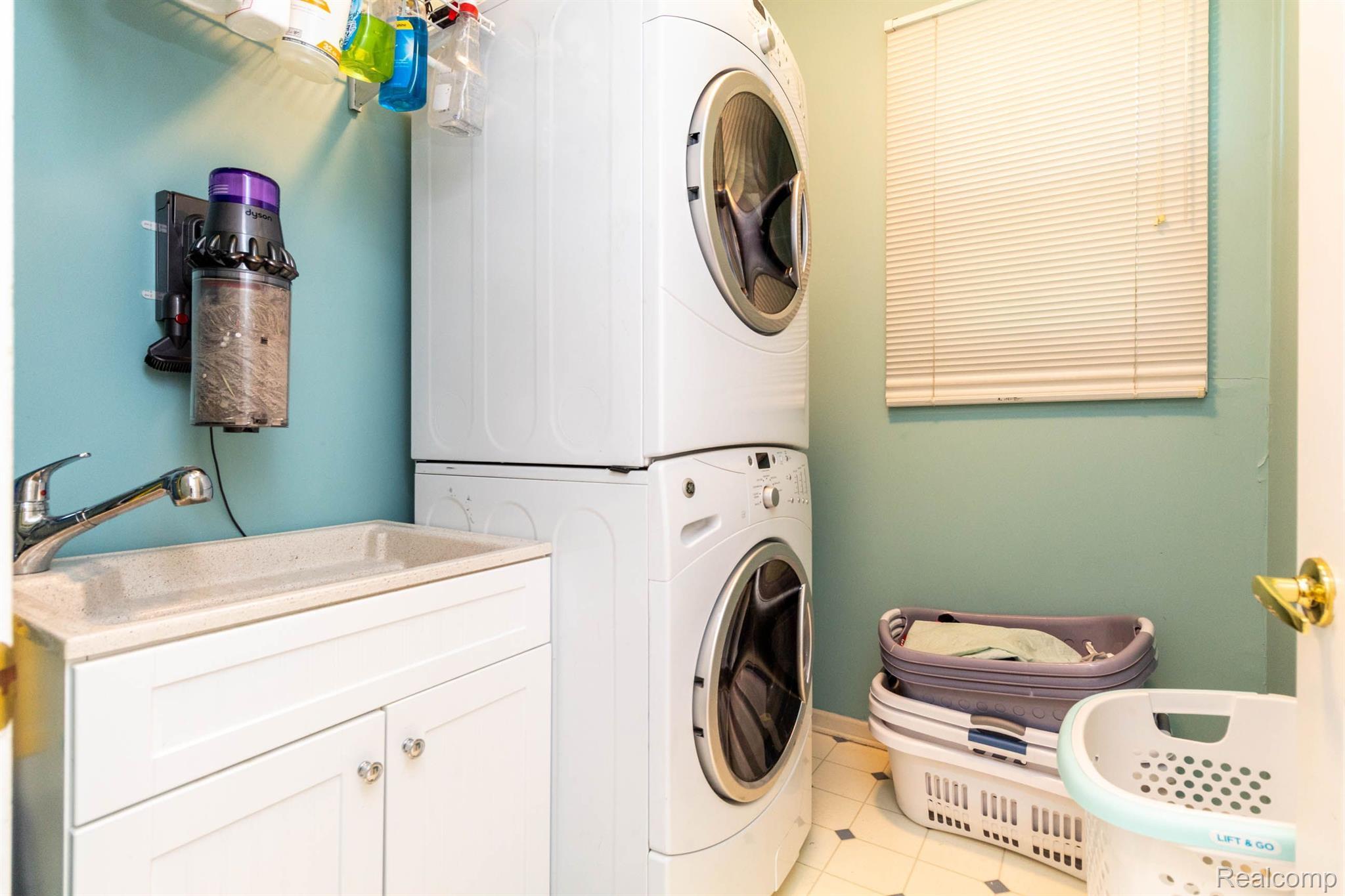 4020 Calumet Drive Rochester, MI 48306 - Photo 24 of 36 Laundry room