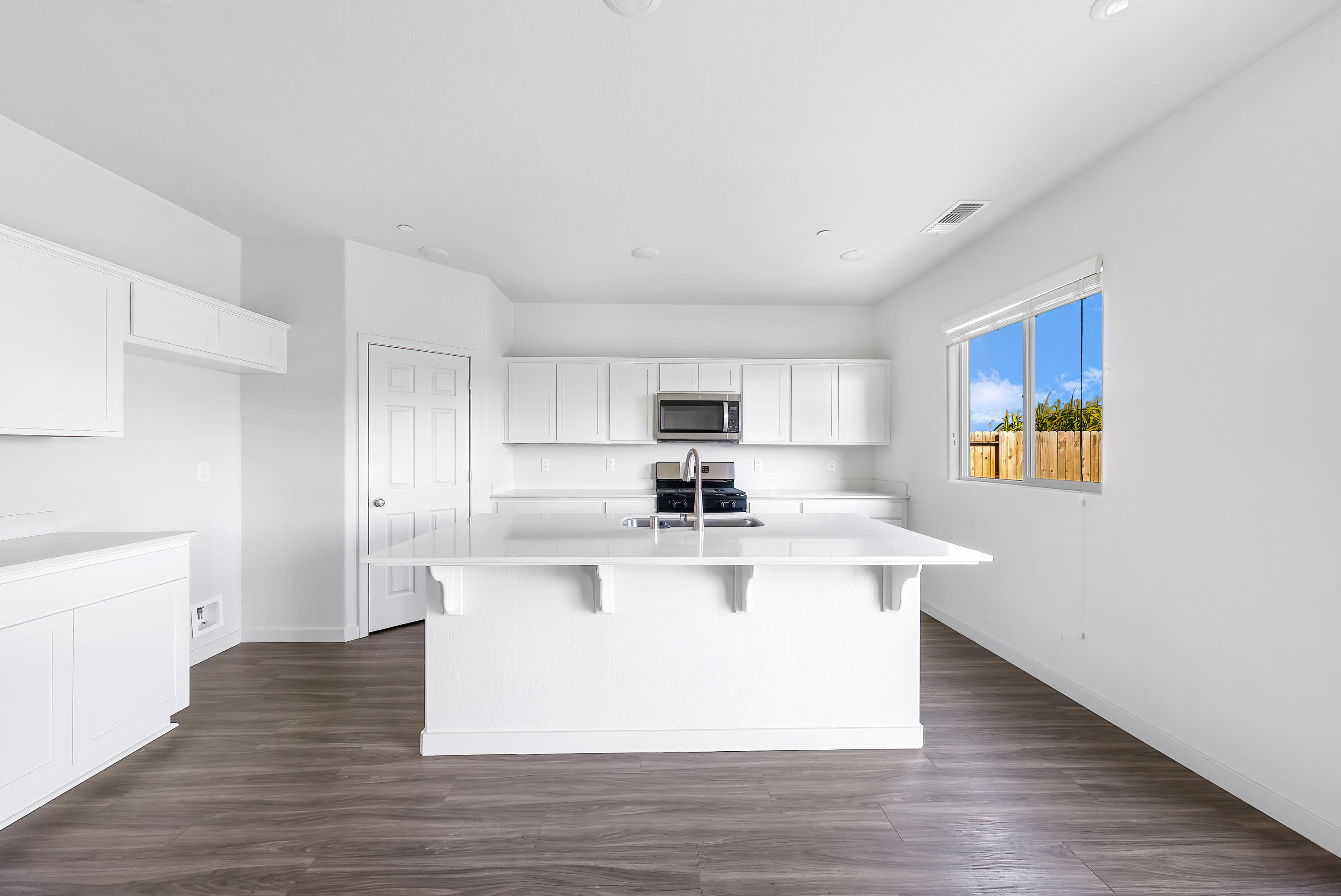 348 South Orange Avenue Reedley, CA 93654 - Photo 5 of 34 9