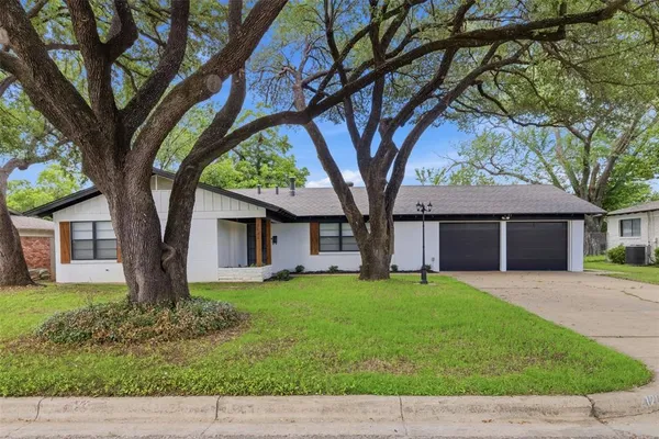 $2,100 | 2120 Nottingham Boulevard, Fort Worth, TX 76112