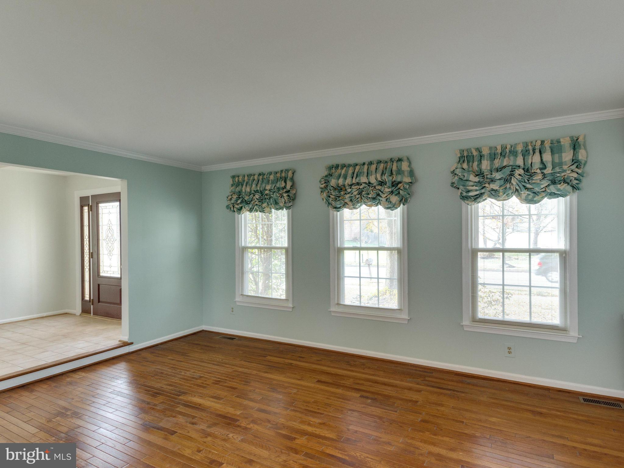 203 E Street Northeast Vienna, VA 22180 - Photo 14 of 30 Living Room