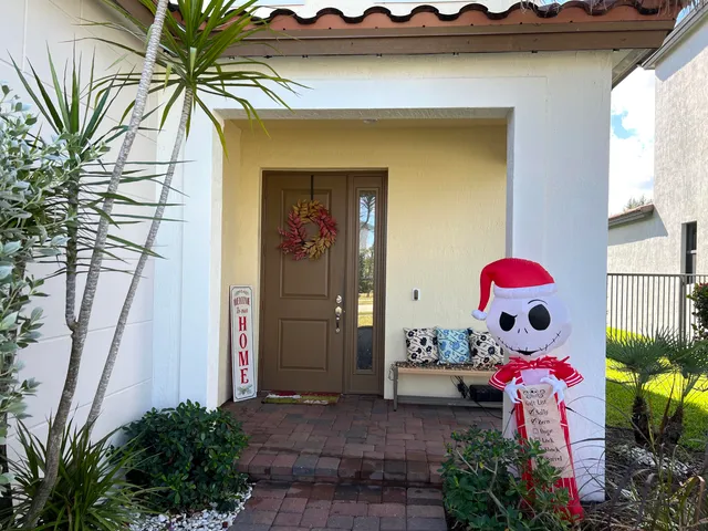 a sign that is sitting on the side of a road