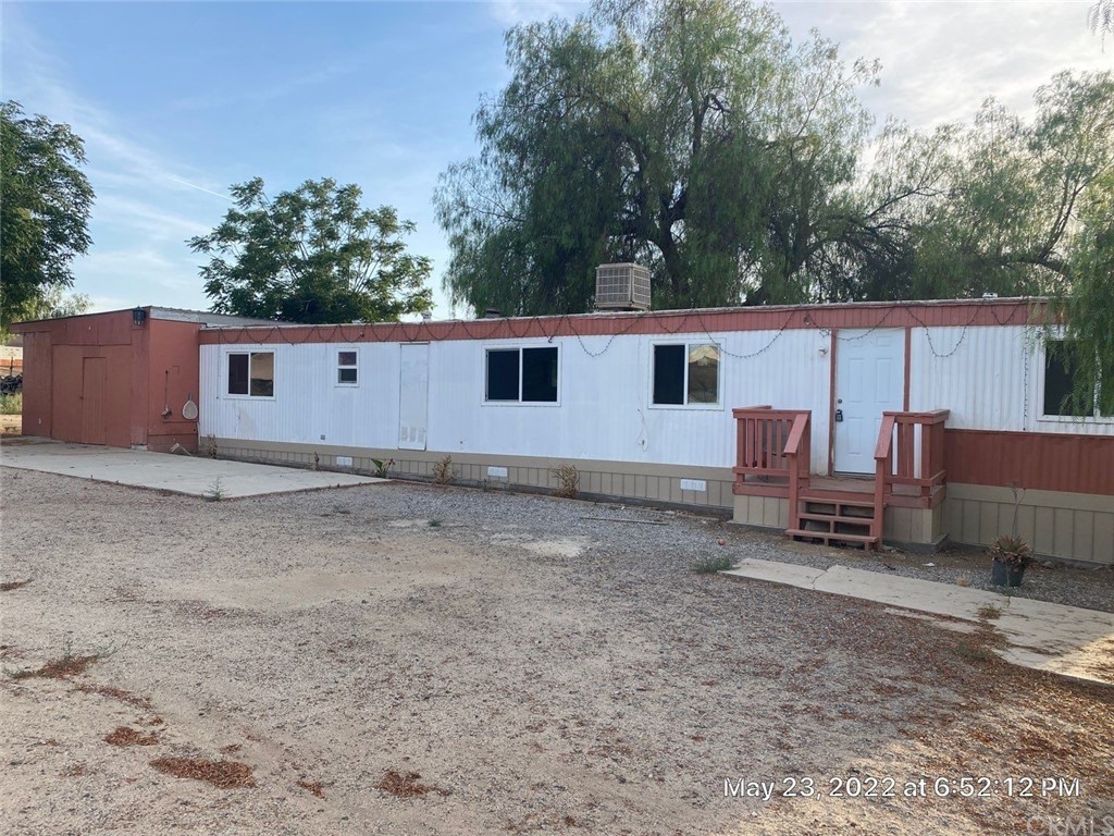 20455 Hunter Street Perris, CA 92570 - Photo 32 of 35 a view of a small house and yard