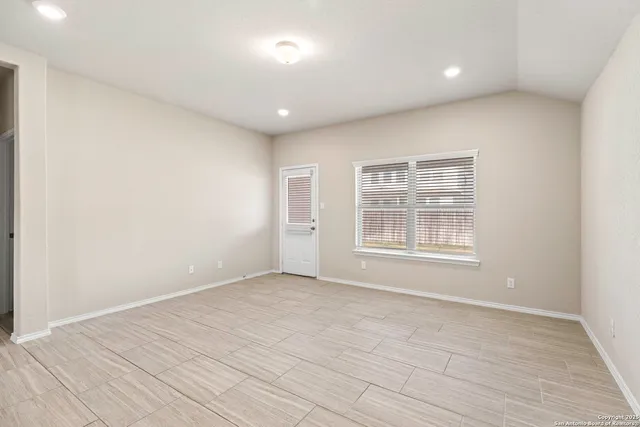 $1,950 | 161 Sambar Main, Schertz, TX 78108