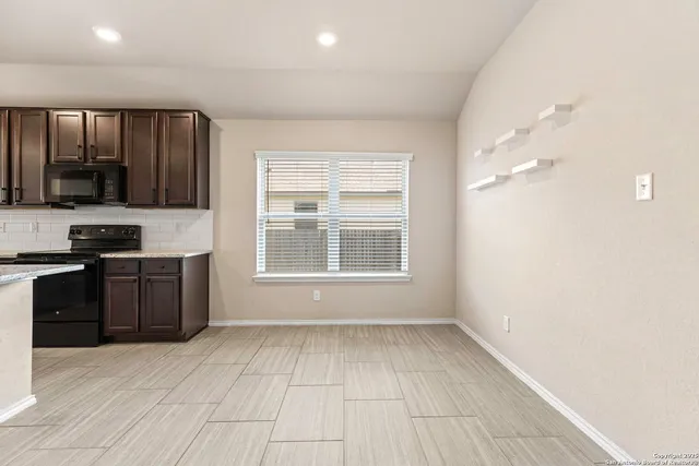 $1,950 | 161 Sambar Main, Schertz, TX 78108