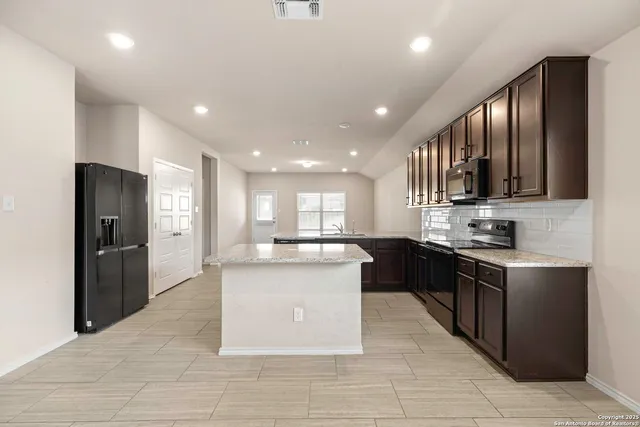 $1,950 | 161 Sambar Main, Schertz, TX 78108