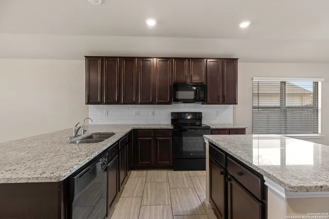 $1,950 | 161 Sambar Main, Schertz, TX 78108