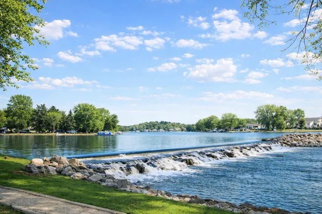 $299,900 | 300 Foxwood Drive, Unit 109, Waterford, WI 53185