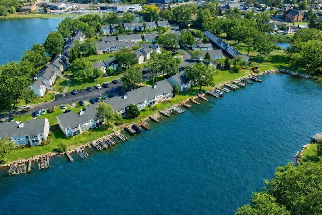 $299,900 | 300 Foxwood Drive, Unit 109, Waterford, WI 53185