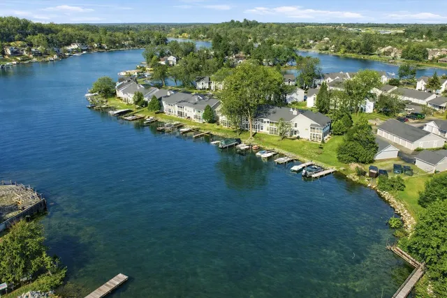 $299,900 | 300 Foxwood Drive, Unit 109, Waterford, WI 53185