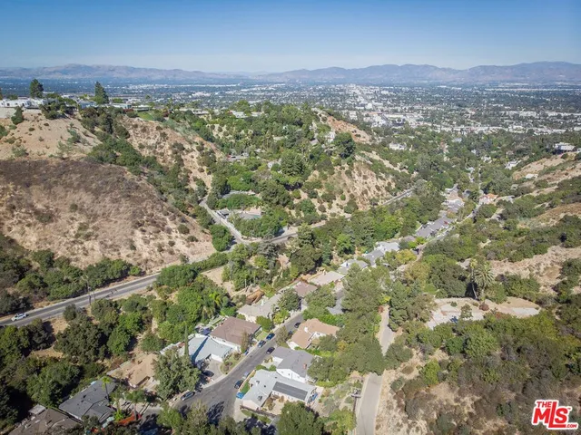 a view of a large yard with lots of bushes