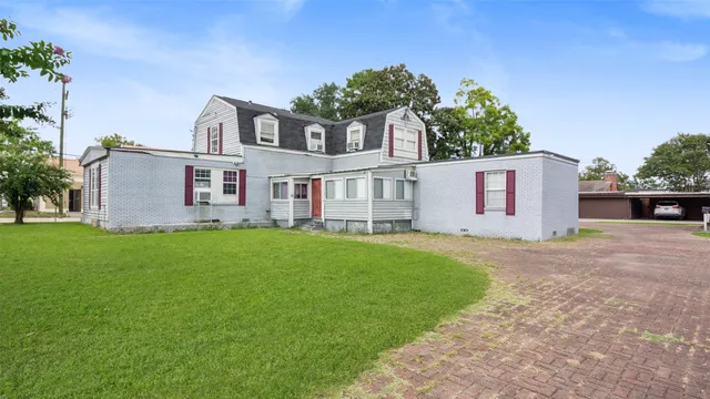 a view of a house with backyard and garden