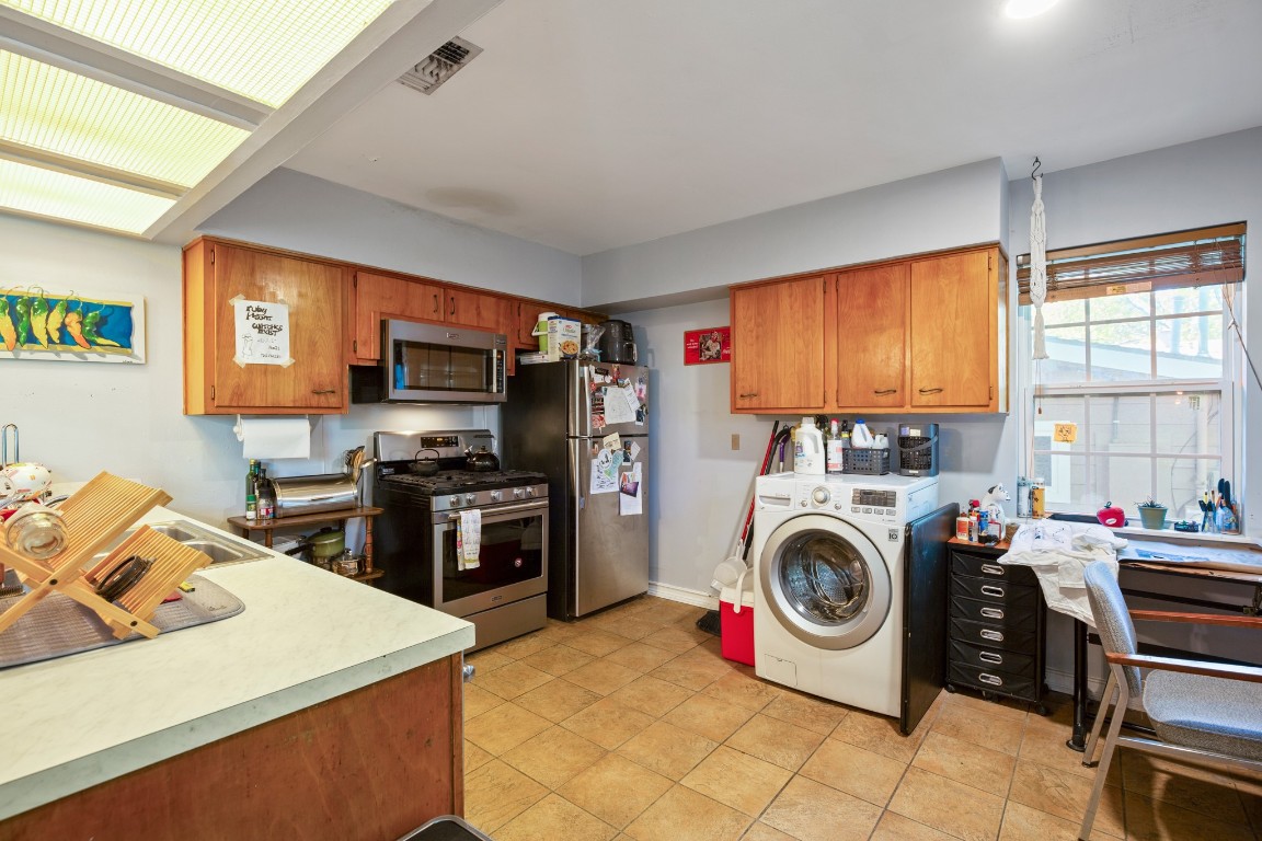 4606 South 2nd Street Austin, TX 78745 - Photo 18 of 24 a utility room with sink dryer and washer