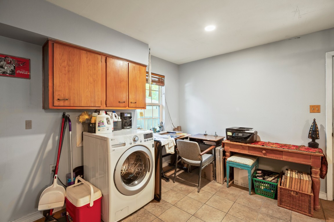 4606 South 2nd Street Austin, TX 78745 - Photo 20 of 24 a utility room with dryer washer and a window