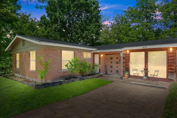 a view of a house with backyard and garden