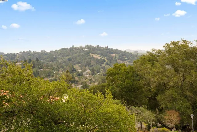 $949,000 | 20-20 Oak Court, Orinda, CA 94563