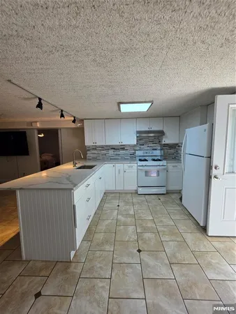 $2,100 | 433 Thompson Street, Hackensack, NJ 07601