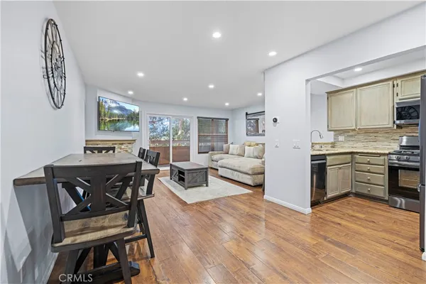 $2,698 | 2731 Erringer Road, Unit 60, Simi Valley, CA 93065