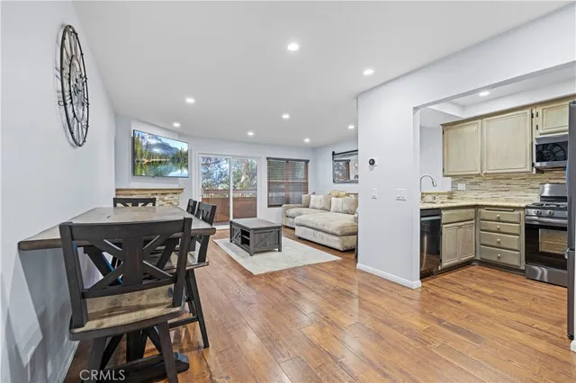 $2,698 | 2731 Erringer Road, Unit 60, Simi Valley, CA 93065