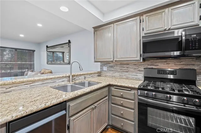 $2,698 | 2731 Erringer Road, Unit 60, Simi Valley, CA 93065