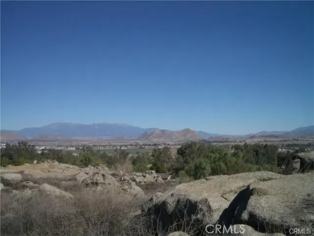 a sign that is on the wall of a house