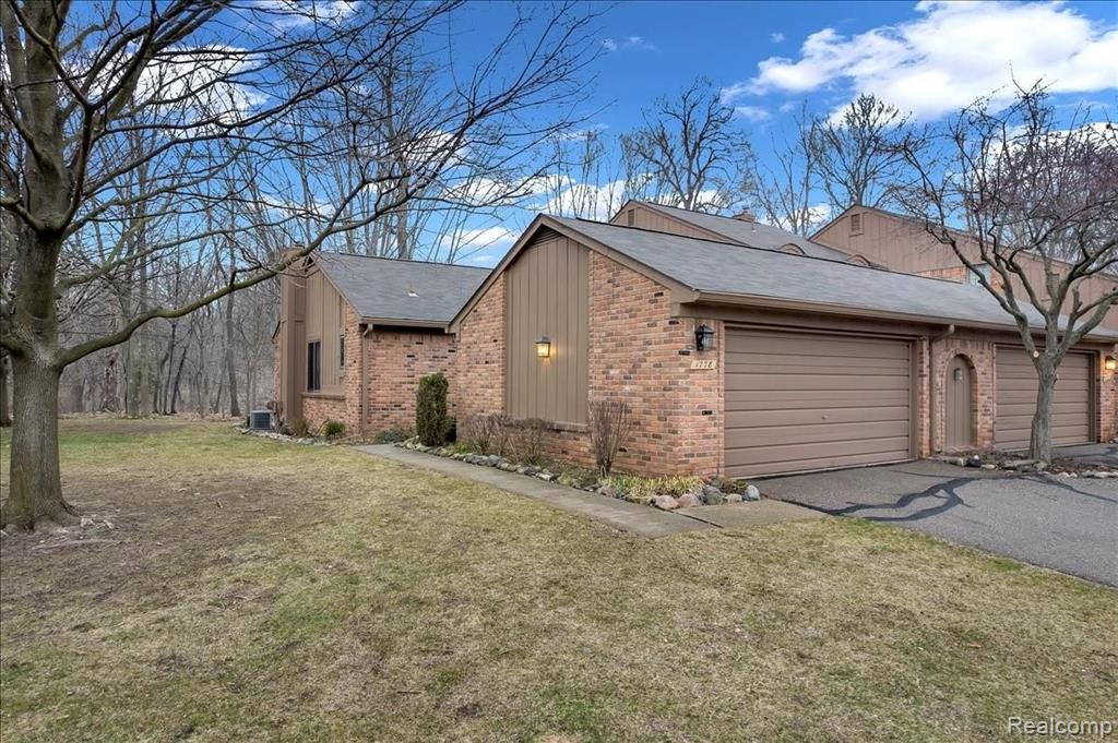 1778 Thomas Court Rochester Hills, MI 48309 - Photo 2 of 24