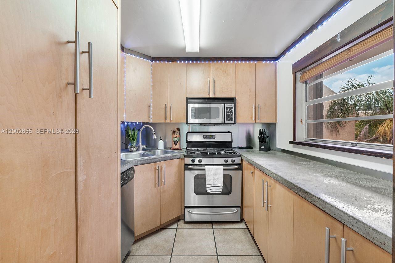 13100 Southwest 92nd Avenue, Unit APH11 Miami, FL 33176 - Photo 5 of 34