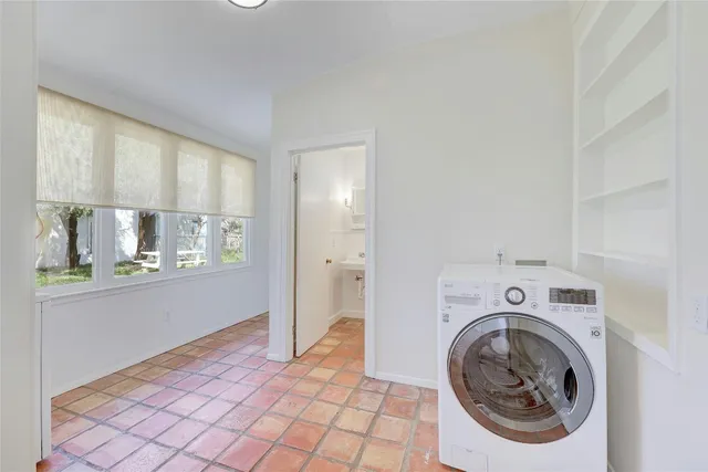 a view of utility room