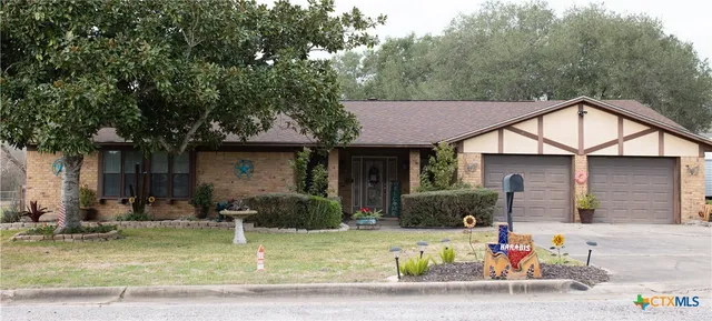 $330,000 | 904 Carroll Drive, Yoakum, TX 77995