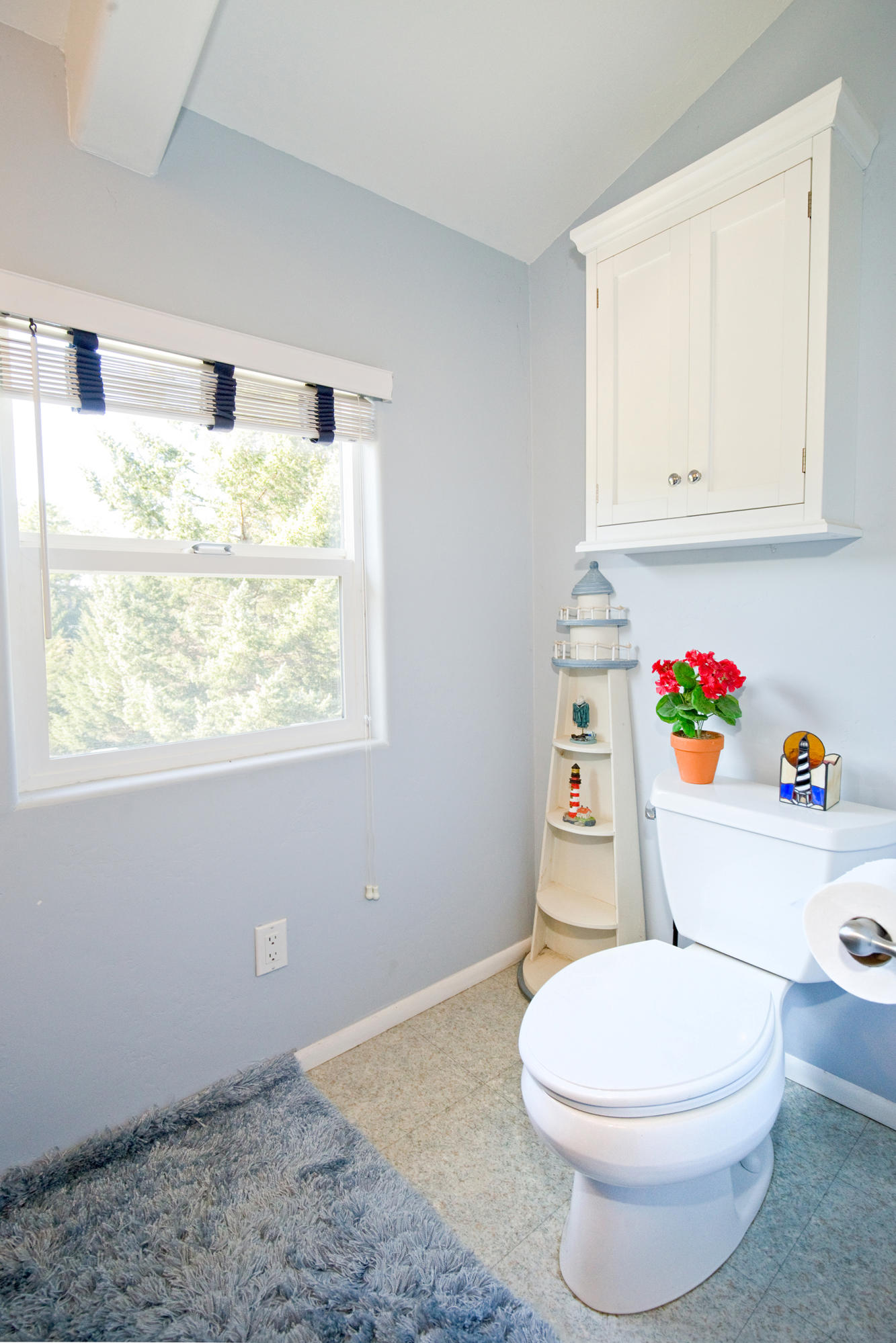 15 Spring Road Shelter Cove, CA 95589 - Photo 19 of 24 Upstairs bathroom