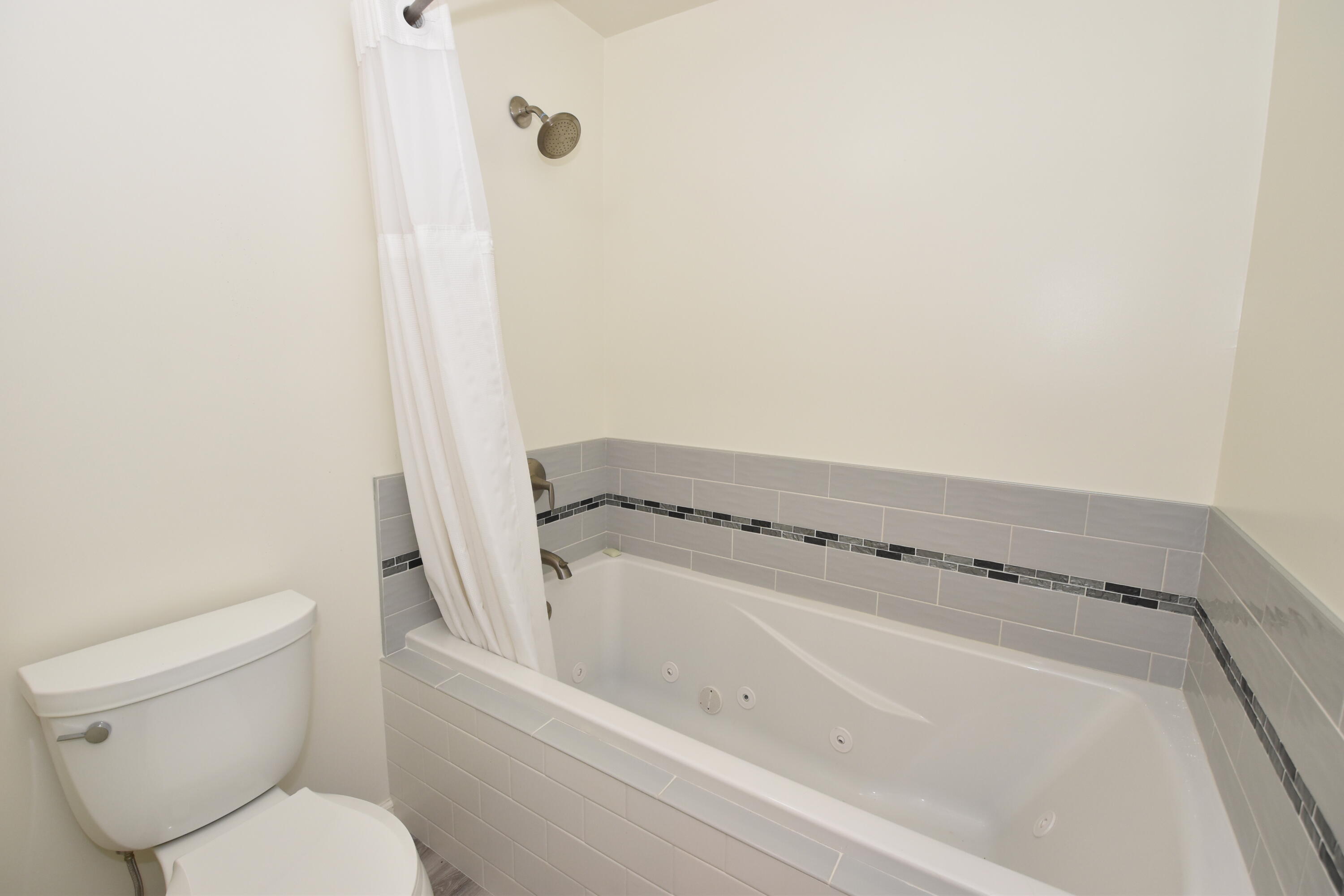 41 Campus Court Wind Point, WI 53402 - Photo 18 of 29 Jetted Tub