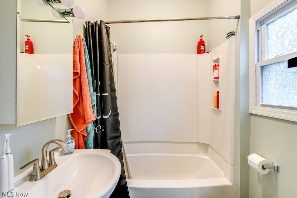 195 Canton Road Akron, OH 44312 - Photo 29 of 29 Bathroom with plenty of natural light, sink, and tub / shower combination