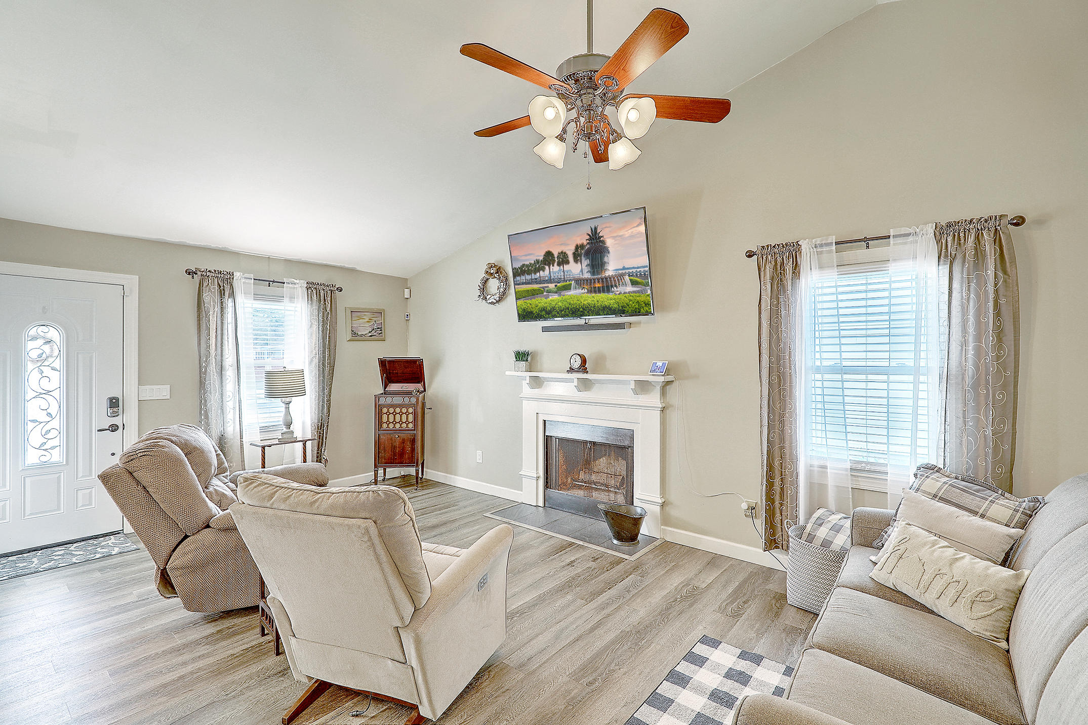 123 Manchester Road Summerville, SC 29486 - Photo 5 of 16 Living Room/Fireplace