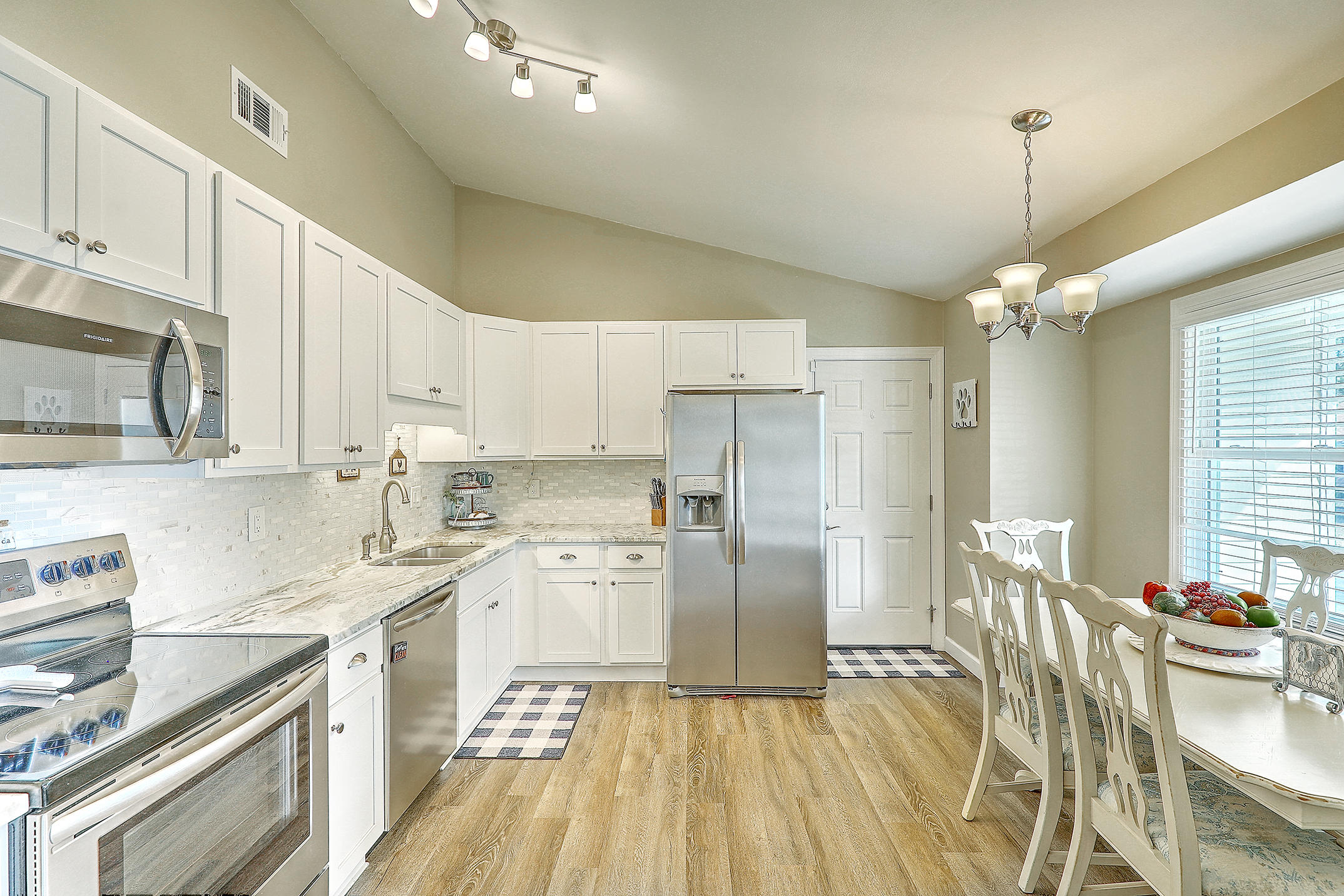 123 Manchester Road Summerville, SC 29486 - Photo 6 of 16 Eat in Kitchen