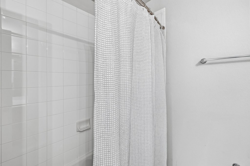 6517 Ranchito Drive Austin, TX 78744 - Photo 27 of 36 Well kept shower with built in bathtub