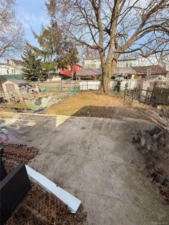 a view of yard with tree