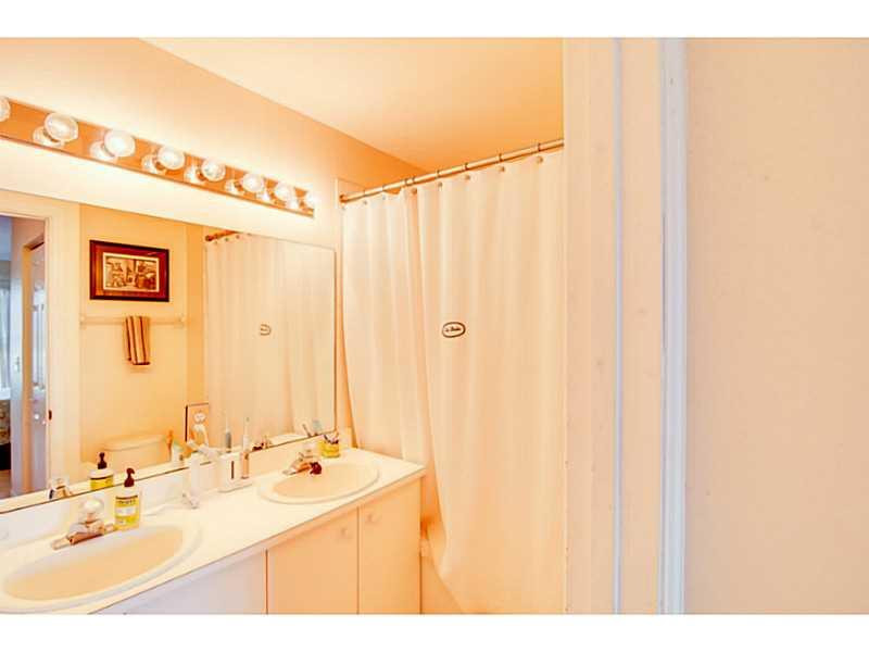 896 Jeffery Street, Unit 896 Boca Raton, FL 33487 - Photo 23 of 28 Bathroom Master