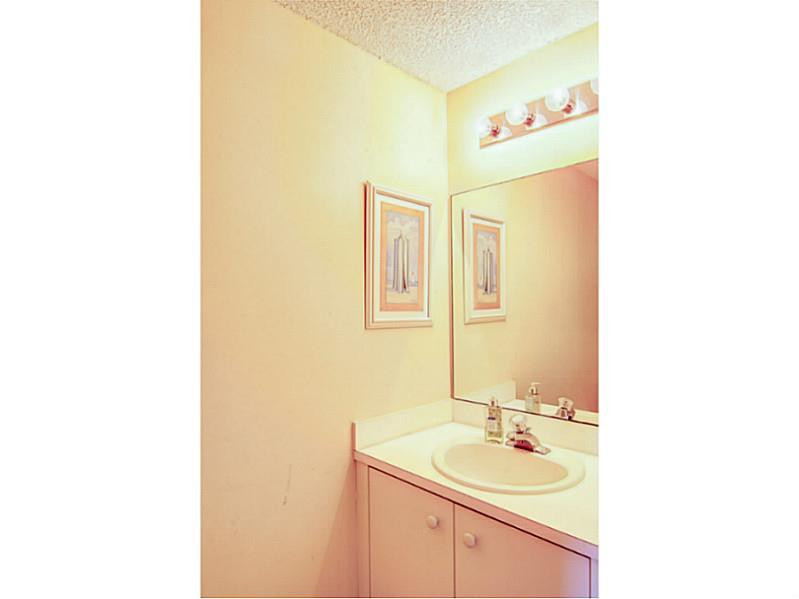 896 Jeffery Street, Unit 896 Boca Raton, FL 33487 - Photo 26 of 28 Bathroom